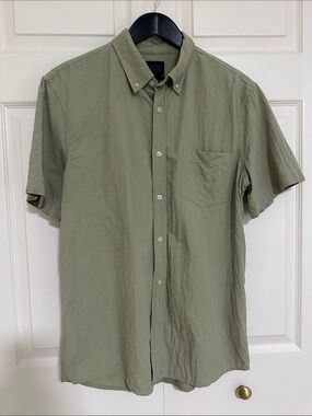 Classic Short-Sleeve Button-Down Shirt in Olive Green